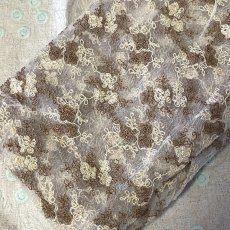 画像1: 【500円】ナチュラルなベージュブラウン系の花柄刺繍レース幅50cm×1.2m (1)