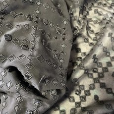 画像6: 【日本製】透け感が生む洗練された黒、漆黒の3Dドロップ・デザインレース幅95cm×2.9m (6)