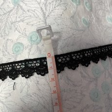画像2: 【ドール服に】ケミカルレース　繊細なスカラ柄　ブラック　幅1.5cm　1ｍ　日本製 (2)