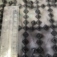 画像4: 【日本製】透け感が生む洗練された黒、漆黒の3Dドロップ・デザインレース幅95cm×2.9m (4)
