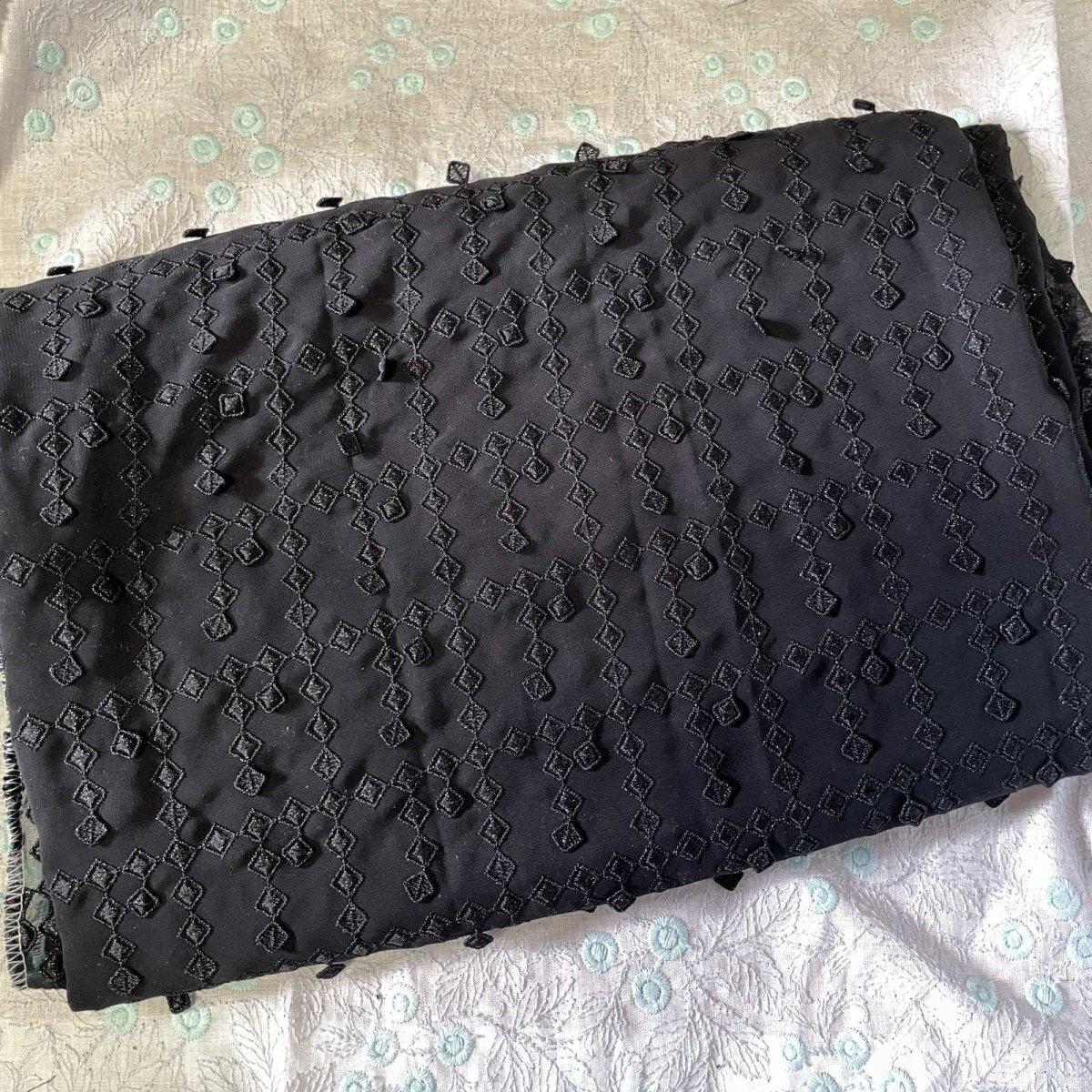 画像1: 【日本製】透け感が生む洗練された黒、漆黒の3Dドロップ・デザインレース幅95cm×2.9m (1)