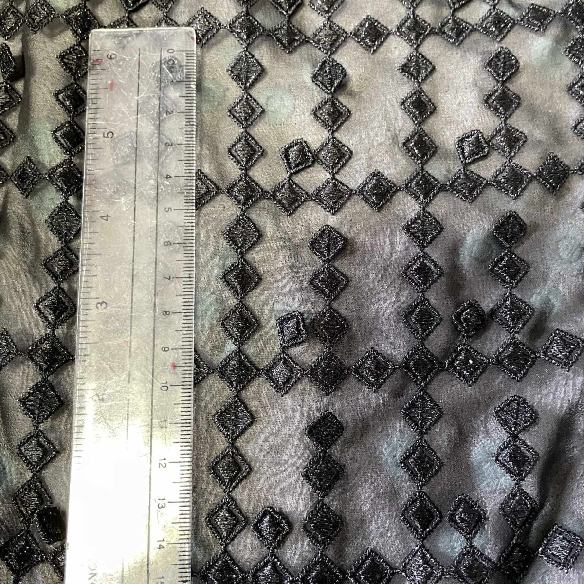 画像3: 【日本製】透け感が生む洗練された黒、漆黒の3Dドロップ・デザインレース幅95cm×2.9m (3)