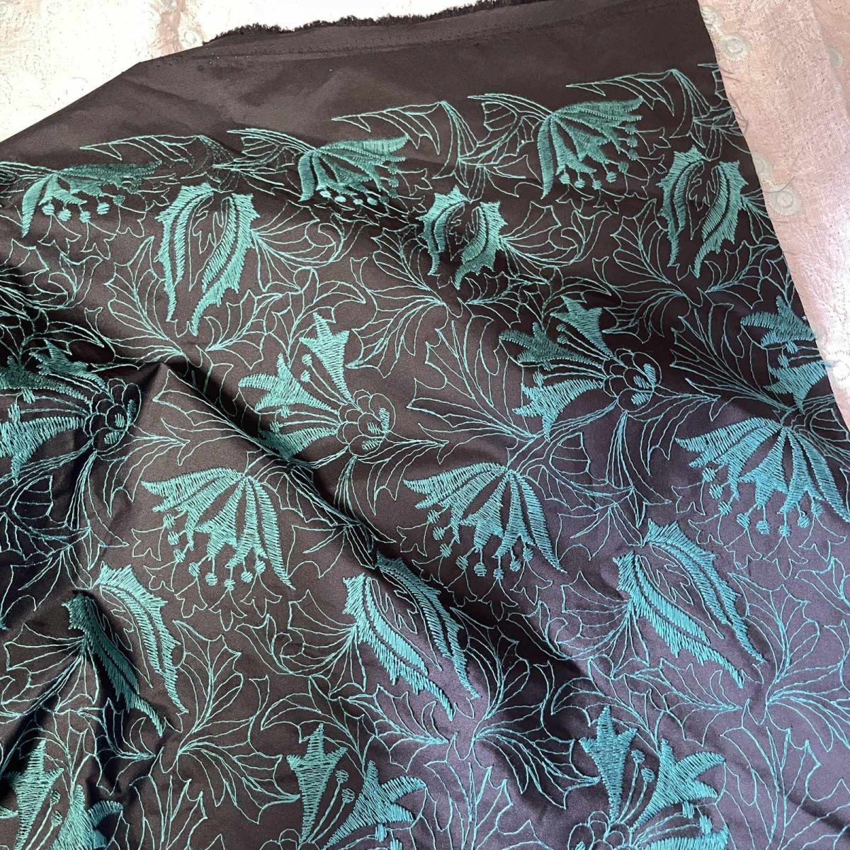 画像4: 【日本製】刺繍レース生地　約60cm×約1.3ｍ　華やかなグリーンの刺繍南国風刺繍生地 (4)