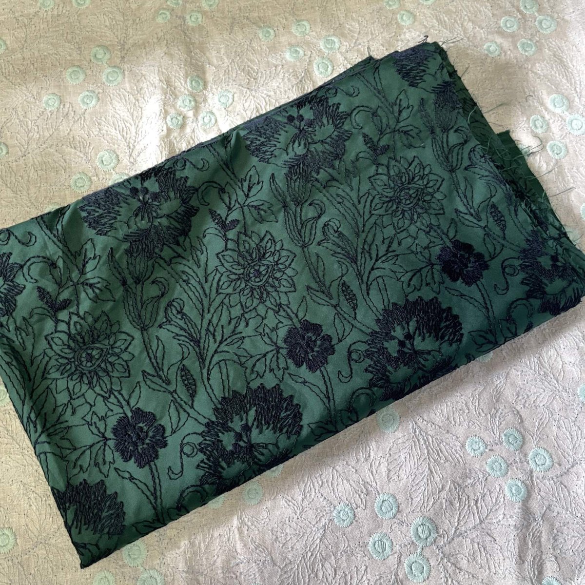 画像1: 【日本製】刺繍レース生地　約60cm×約1.2ｍ　緑の刺繍南国風ボタニカル刺繍生地 (1)