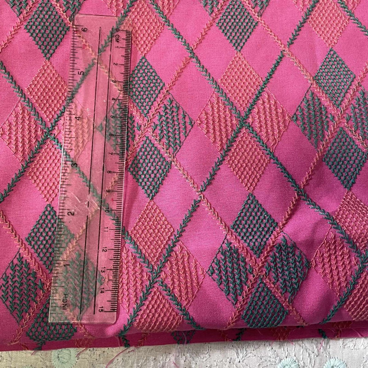 画像3: 【日本製】刺繍レース生地　約85cm×約1.3ｍ　グレーの刺繍糸ダイヤ柄華やかなピンク刺繍生地 (3)