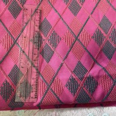 画像3: 【日本製】刺繍レース生地　約85cm×約1.3ｍ　グレーの刺繍糸ダイヤ柄華やかなピンク刺繍生地 (3)