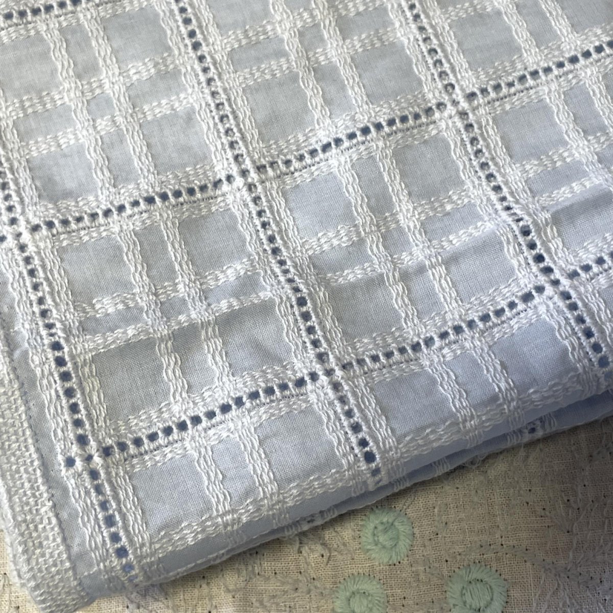 画像4: 【日本製】刺繍レース生地　約35cm×約1ｍ　涼やかな水色スクエア刺繍生地 (4)