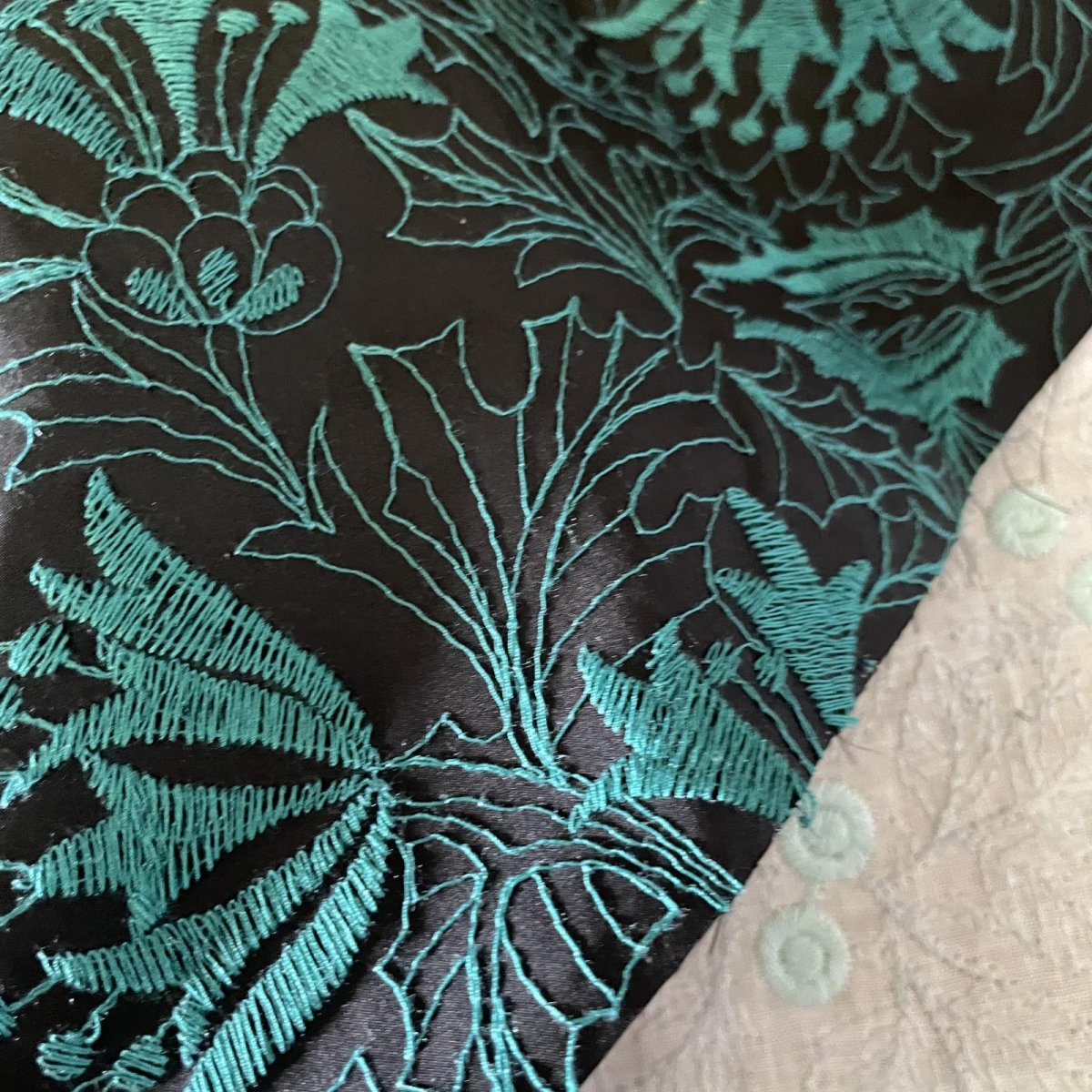 画像2: 【日本製】刺繍レース生地　約60cm×約1.3ｍ　華やかなグリーンの刺繍南国風刺繍生地 (2)