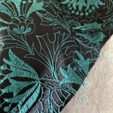 画像2: 【日本製】刺繍レース生地　約60cm×約1.3ｍ　華やかなグリーンの刺繍南国風刺繍生地 (2)