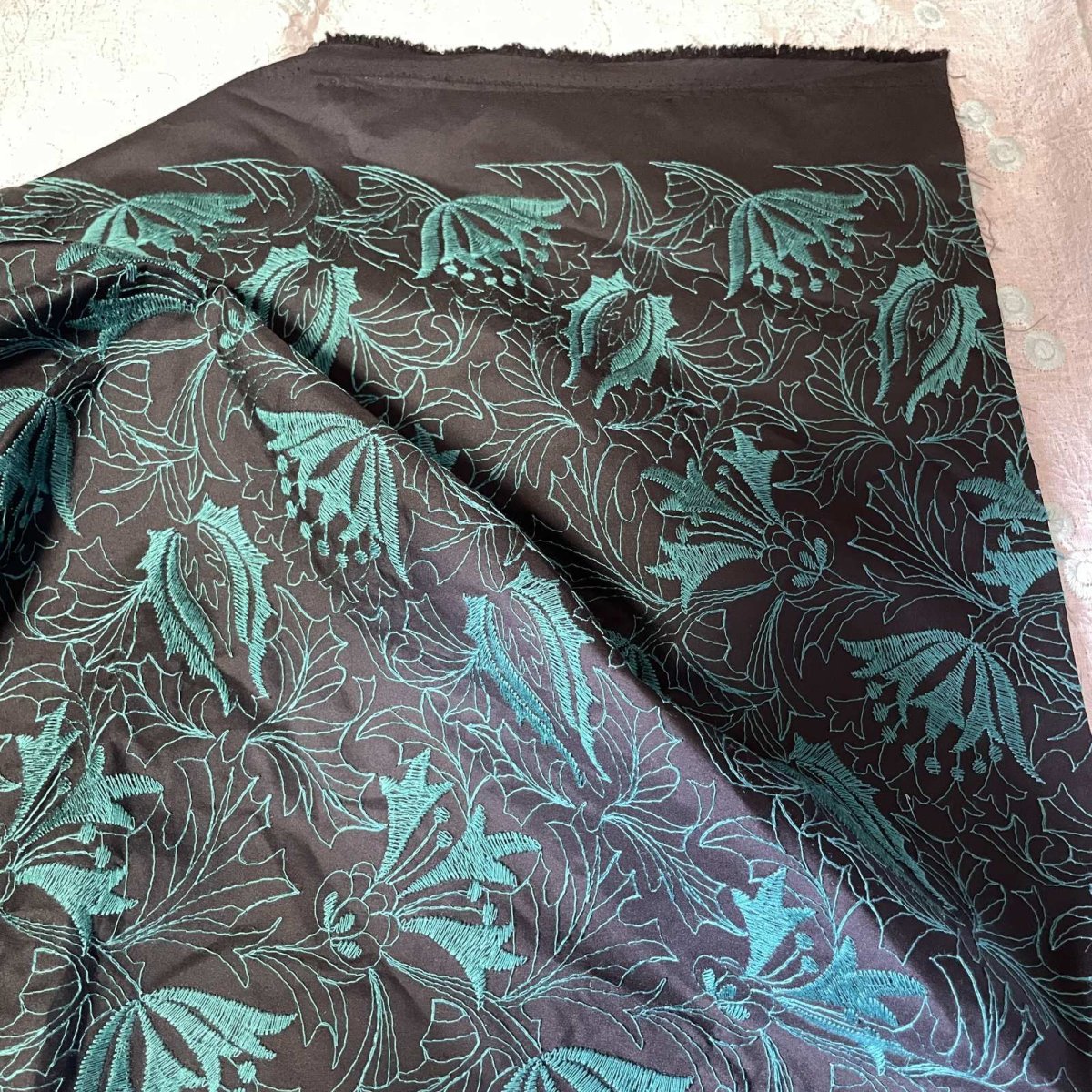 画像6: 【日本製】刺繍レース生地　約60cm×約1.3ｍ　華やかなグリーンの刺繍南国風刺繍生地 (6)