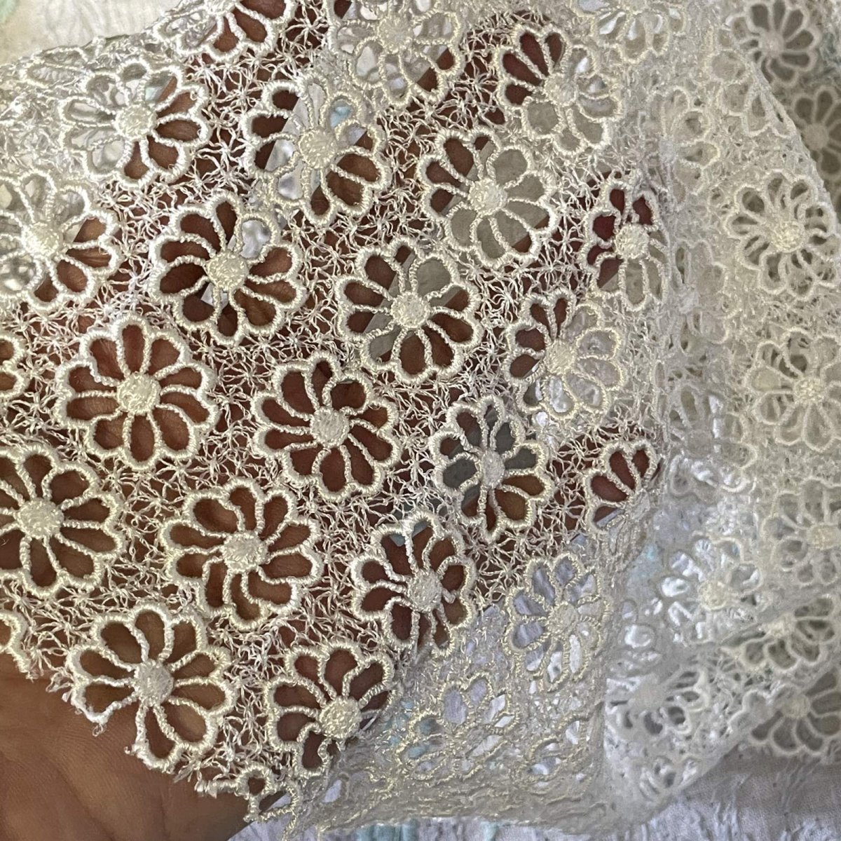 画像4: 刺繍レース生地　約35cm×約80cm　ケミカルレース　可愛い小花柄　オフホワイト (4)