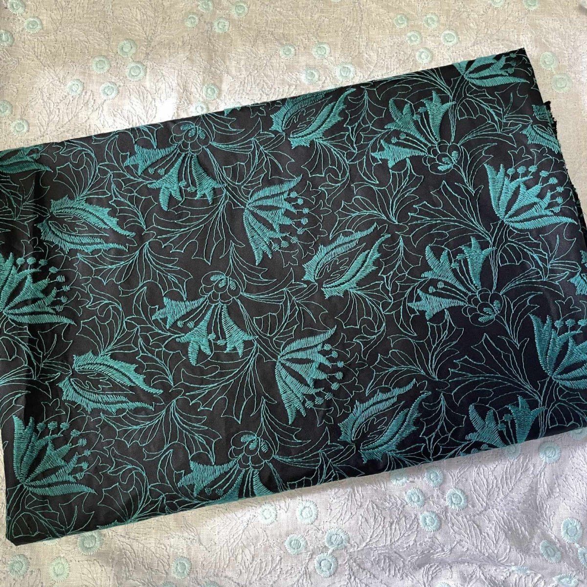 画像1: 【日本製】刺繍レース生地　約60cm×約1.3ｍ　華やかなグリーンの刺繍南国風刺繍生地 (1)