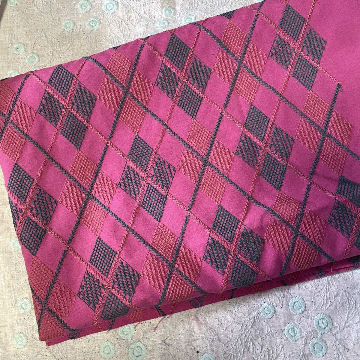 画像2: 【日本製】刺繍レース生地　約85cm×約1.3ｍ　グレーの刺繍糸ダイヤ柄華やかなピンク刺繍生地 (2)