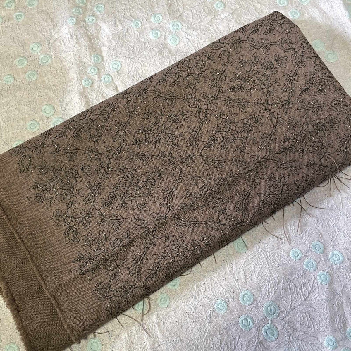 画像1: 刺繍レース生地　約50cm×約1.2cm　金ラメ入り、繊細な花柄刺しゅう　ブラウン (1)