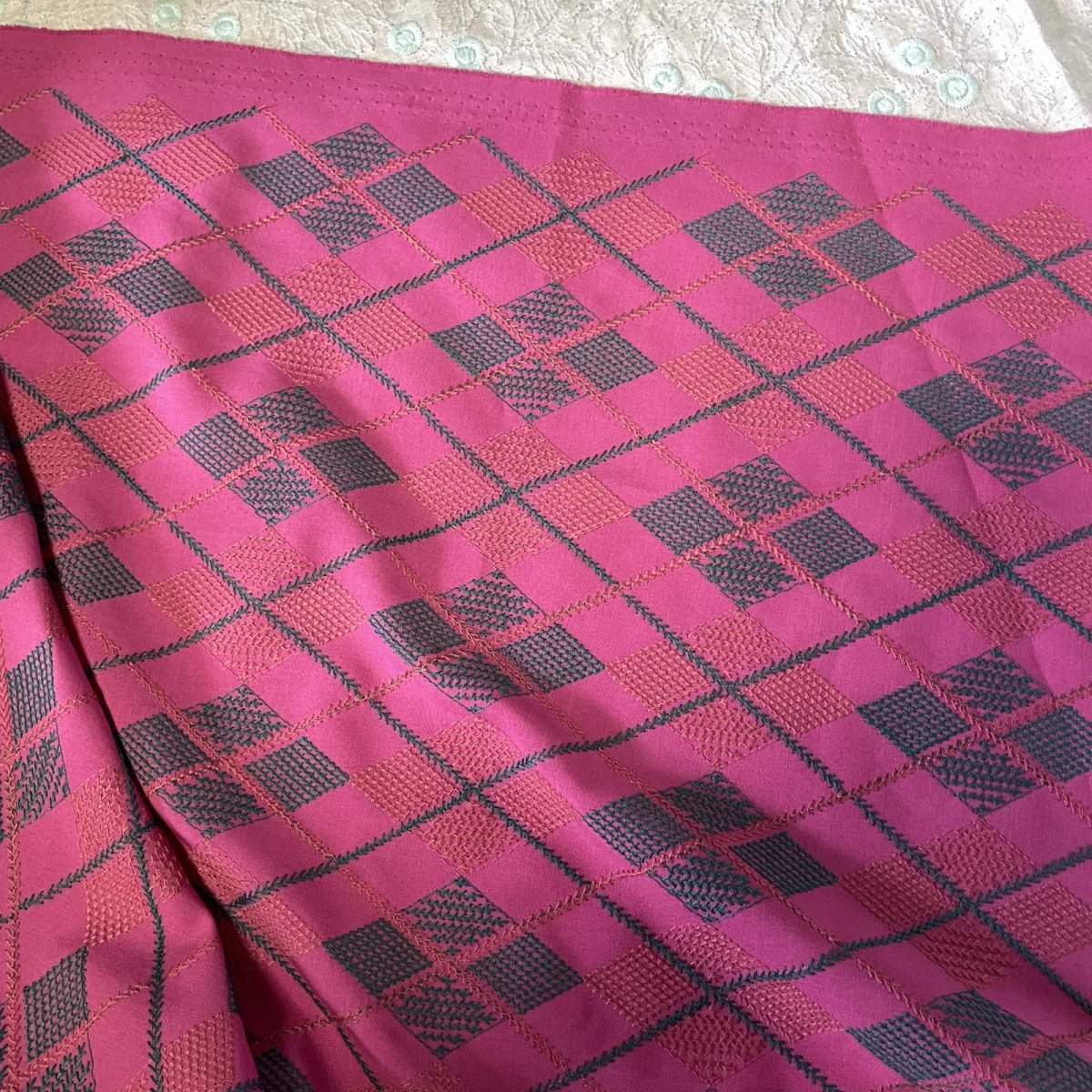 画像4: 【日本製】刺繍レース生地　約85cm×約1.3ｍ　グレーの刺繍糸ダイヤ柄華やかなピンク刺繍生地 (4)