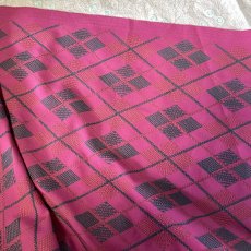 画像4: 【日本製】刺繍レース生地　約85cm×約1.3ｍ　グレーの刺繍糸ダイヤ柄華やかなピンク刺繍生地 (4)