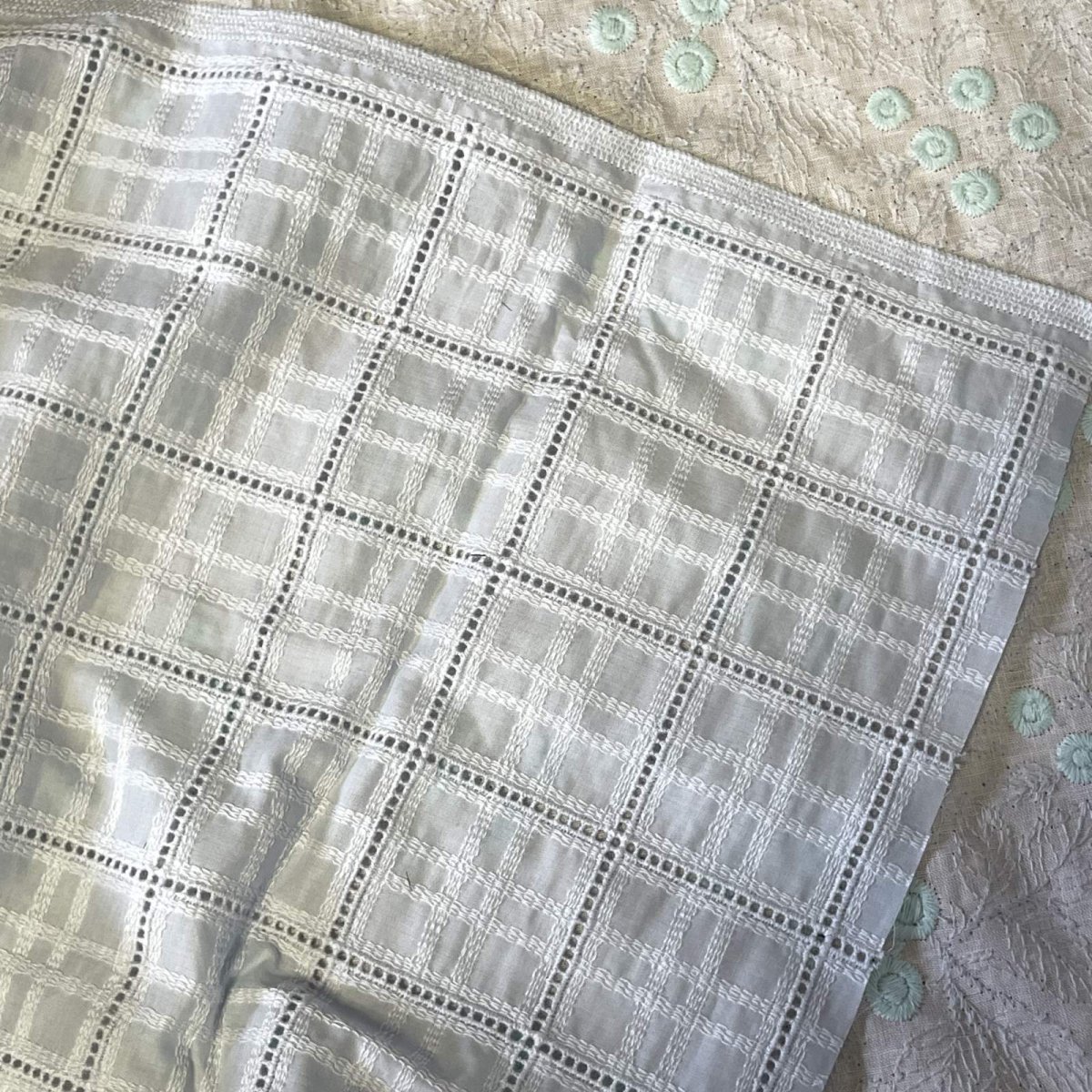 画像2: 【日本製】刺繍レース生地　約35cm×約1ｍ　涼やかな水色スクエア刺繍生地 (2)