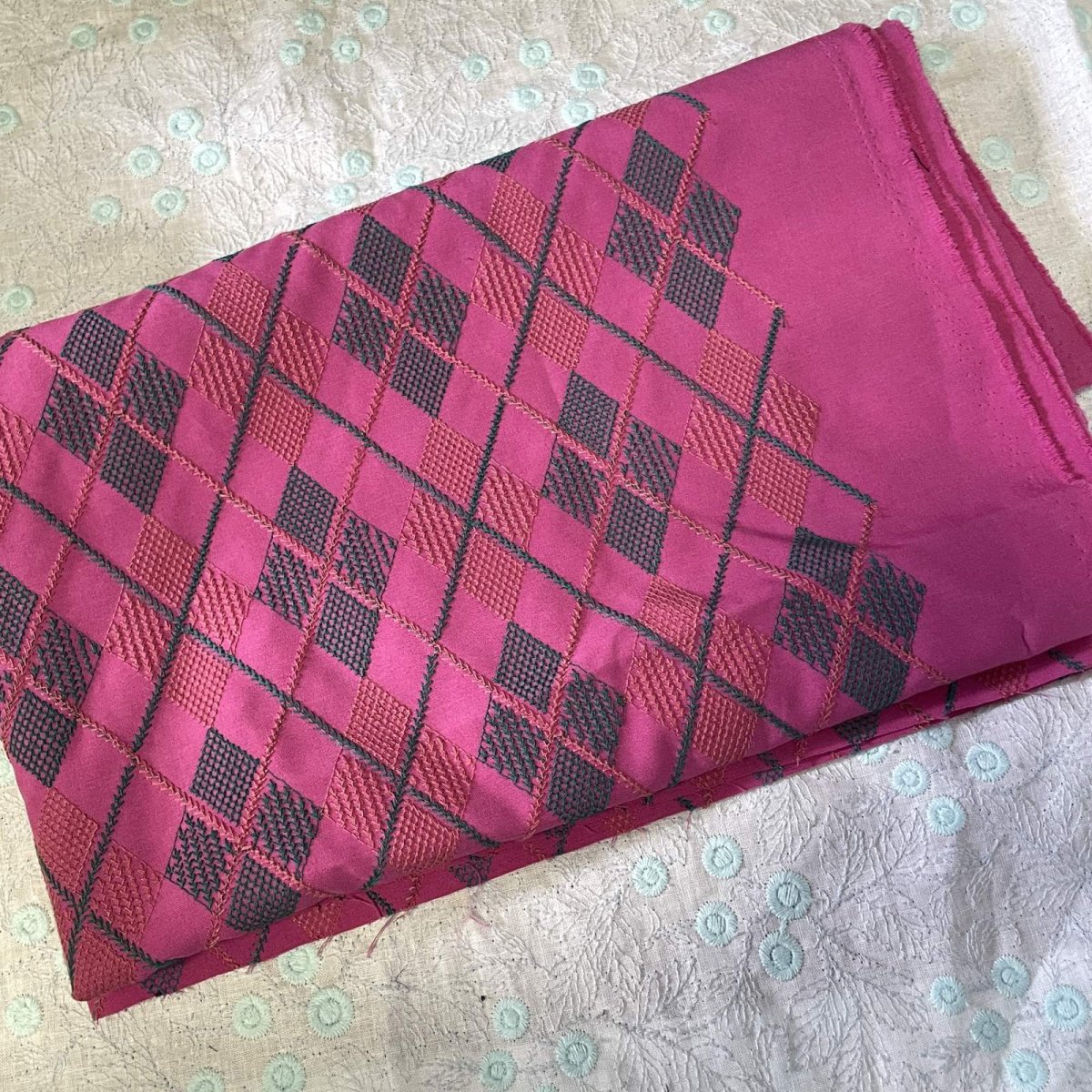 画像1: 【日本製】刺繍レース生地　約85cm×約1.3ｍ　グレーの刺繍糸ダイヤ柄華やかなピンク刺繍生地 (1)