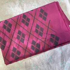 画像1: 【日本製】刺繍レース生地　約85cm×約1.3ｍ　グレーの刺繍糸ダイヤ柄華やかなピンク刺繍生地 (1)