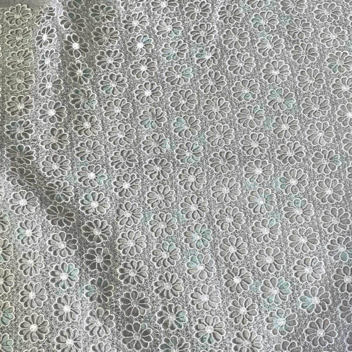 画像2: 刺繍レース生地　約35cm×約80cm　ケミカルレース　可愛い小花柄　オフホワイト (2)