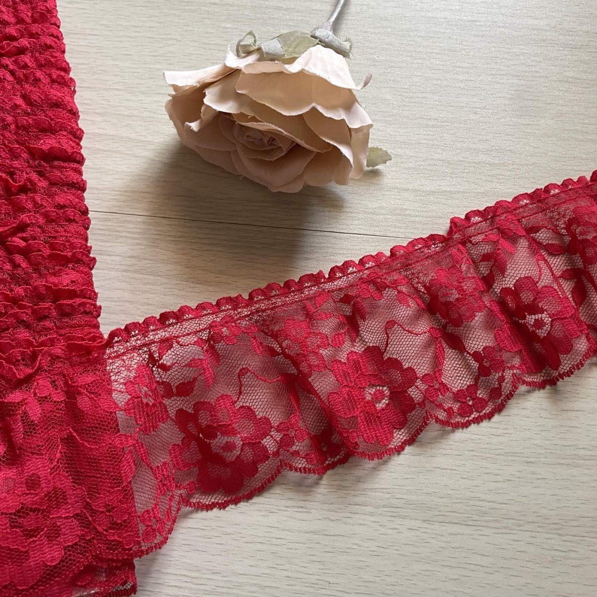 画像1: 【高品質な日本製】ラッセルフリルレース　レッド　幅6.7cm綺麗な薔薇柄　１ｍ (1)