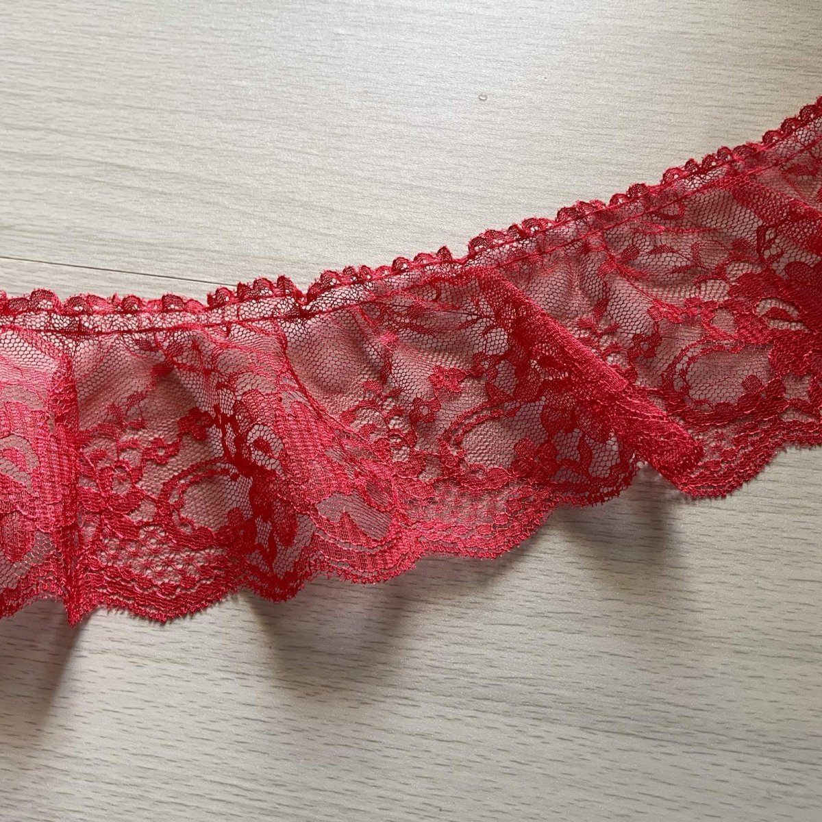 画像1: 【高品質な日本製】ラッセルフリルレース　レッド　幅8.3cm綺麗な薔薇柄　１ｍ (1)