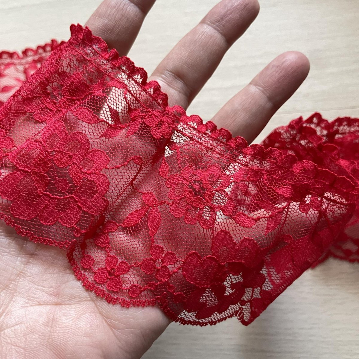 画像4: 【高品質な日本製】ラッセルフリルレース　レッド　幅6.7cm綺麗な薔薇柄　１ｍ (4)