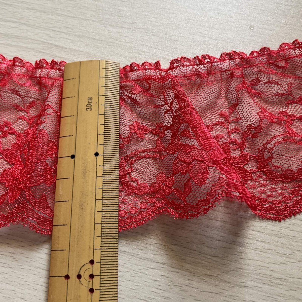 画像2: 【高品質な日本製】ラッセルフリルレース　レッド　幅8.3cm綺麗な薔薇柄　１ｍ (2)