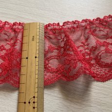 画像2: 【高品質な日本製】ラッセルフリルレース　レッド　幅8.3cm綺麗な薔薇柄　１ｍ (2)