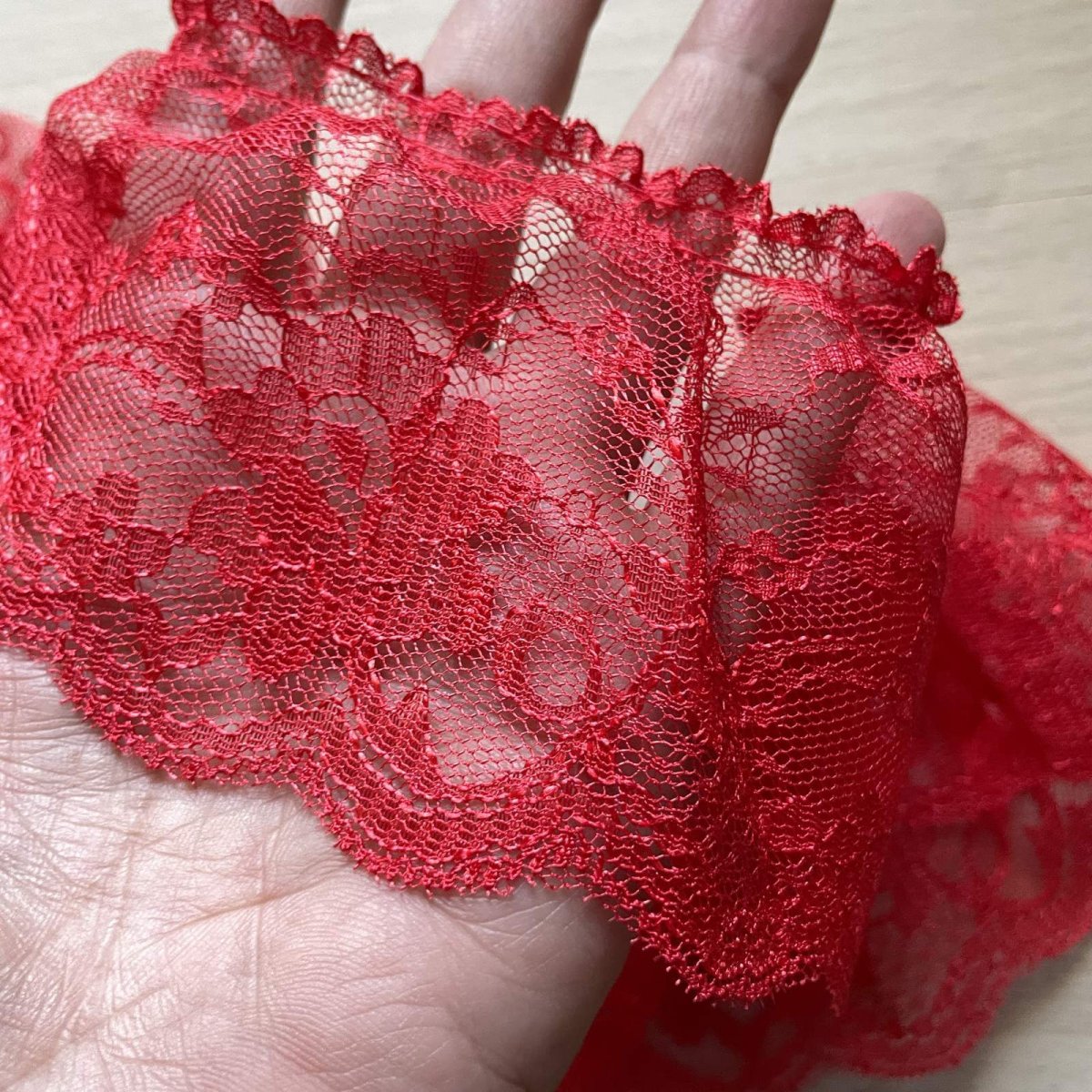 画像3: 【高品質な日本製】ラッセルフリルレース　レッド　幅8.3cm綺麗な薔薇柄　１ｍ (3)