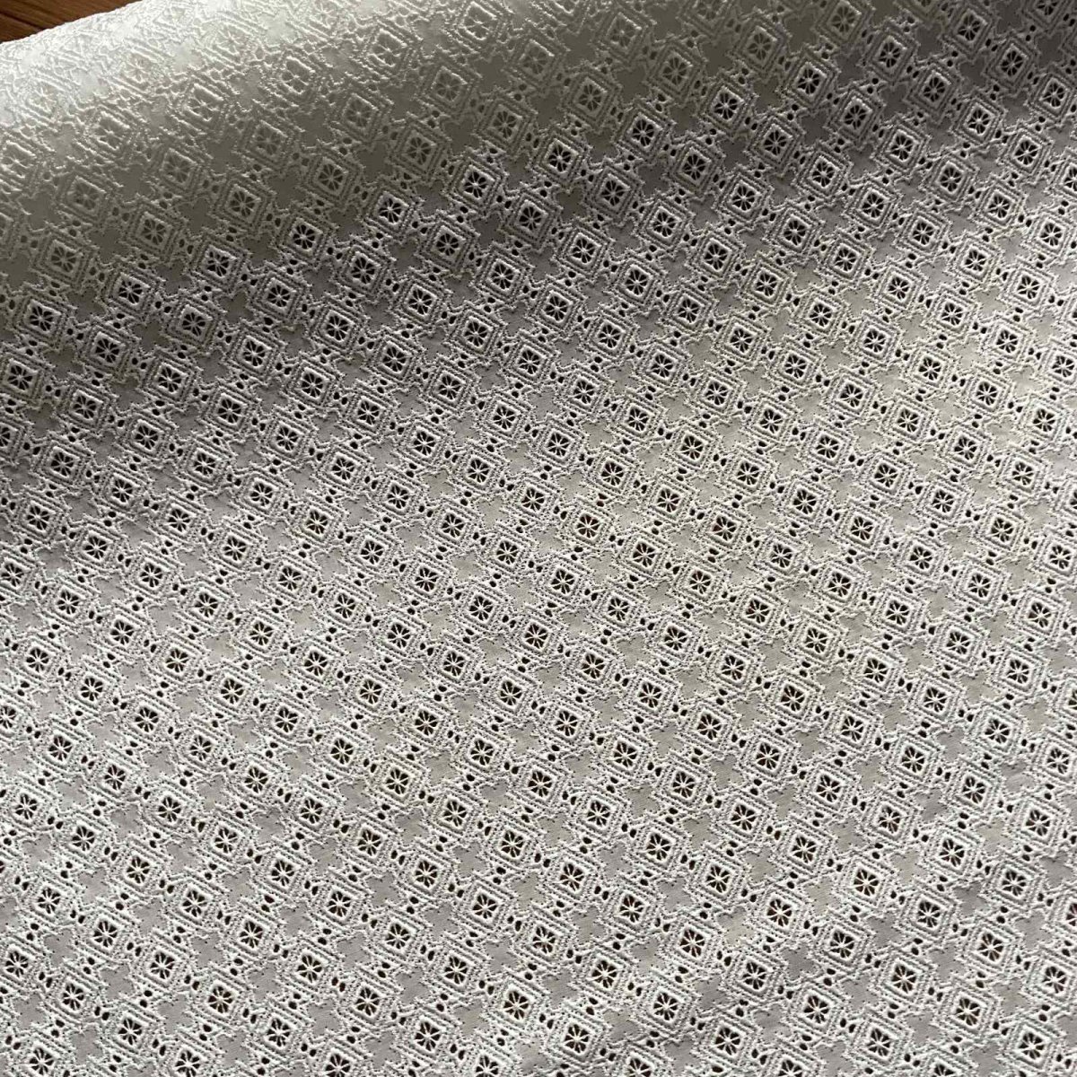 画像2: 【高品質な日本製】約幅110ｃｍ！広幅綿レース　四角柄オフホワイト　2m (2)