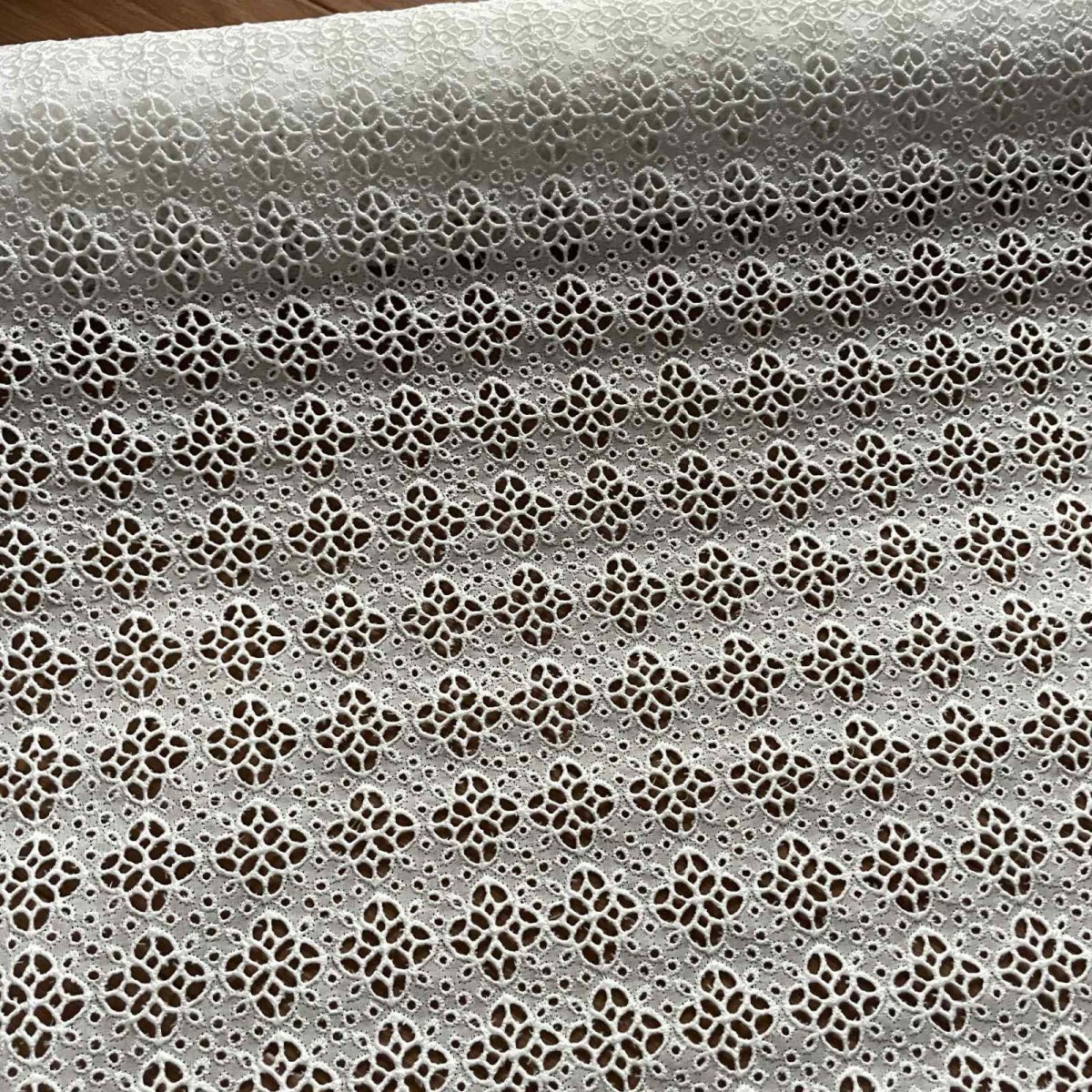 画像2: 【高品質な日本製】約幅110ｃｍ！広幅綿レース　車輪柄オフホワイト　1.7m (2)