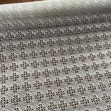 画像2: 【高品質な日本製】約幅110ｃｍ！広幅綿レース　車輪柄オフホワイト　1.7m (2)