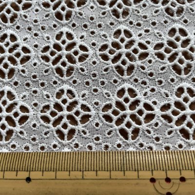 画像1: 【高品質な日本製】約幅110ｃｍ！広幅綿レース　車輪柄オフホワイト　1.7m