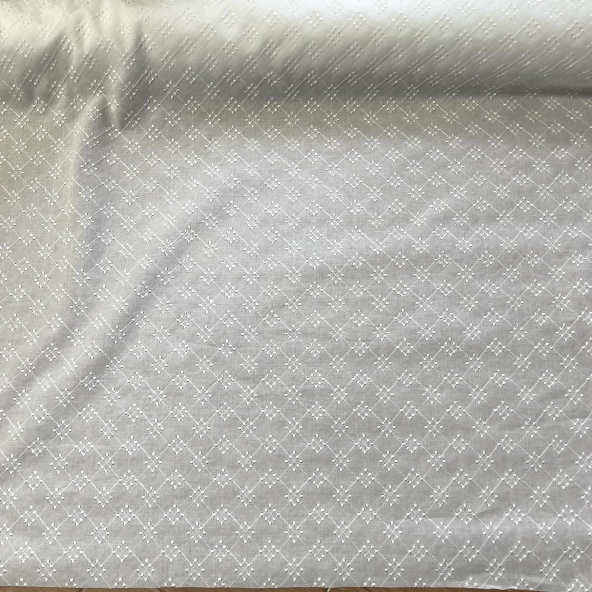 画像2: 【高品質な日本製】約幅110ｃｍ！広幅綿レース　ひし形ドット柄オフホワイト　5m (2)