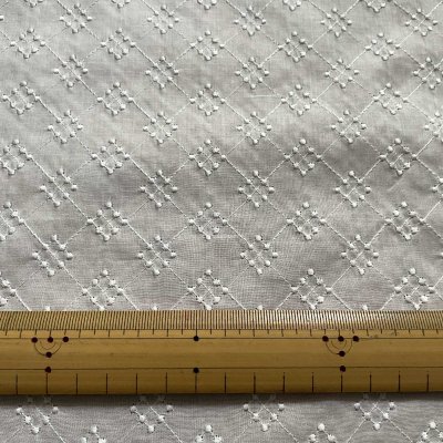 画像1: 【高品質な日本製】約幅110cm!広幅綿レース ひし形ドット柄オフホワイト 5m