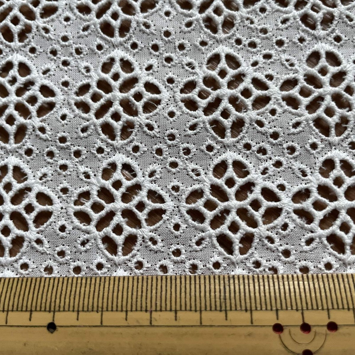 画像4: 【高品質な日本製】約幅110ｃｍ！広幅綿レース　車輪柄オフホワイト　1.7m (4)