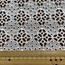 画像4: 【高品質な日本製】約幅110ｃｍ！広幅綿レース　車輪柄オフホワイト　1.7m (4)