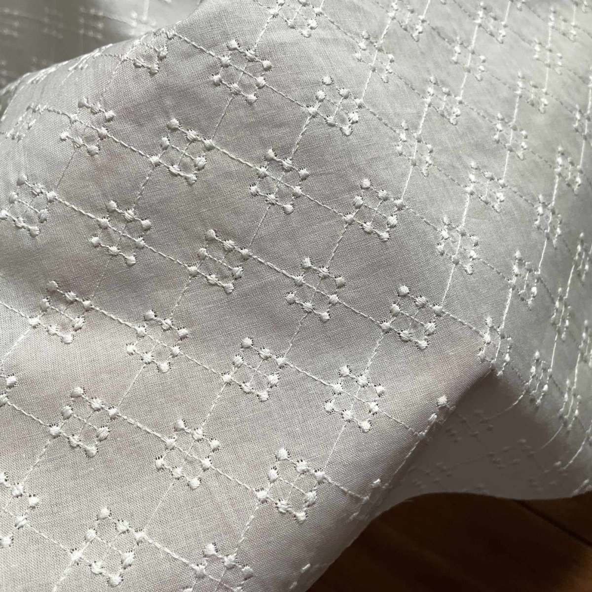 画像6: 【高品質な日本製】約幅110ｃｍ！広幅綿レース　ひし形ドット柄オフホワイト　5m (6)