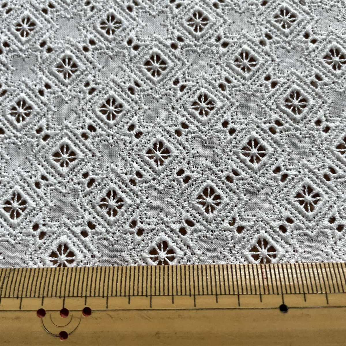 画像4: 【高品質な日本製】約幅110ｃｍ！広幅綿レース　四角柄オフホワイト　2m (4)