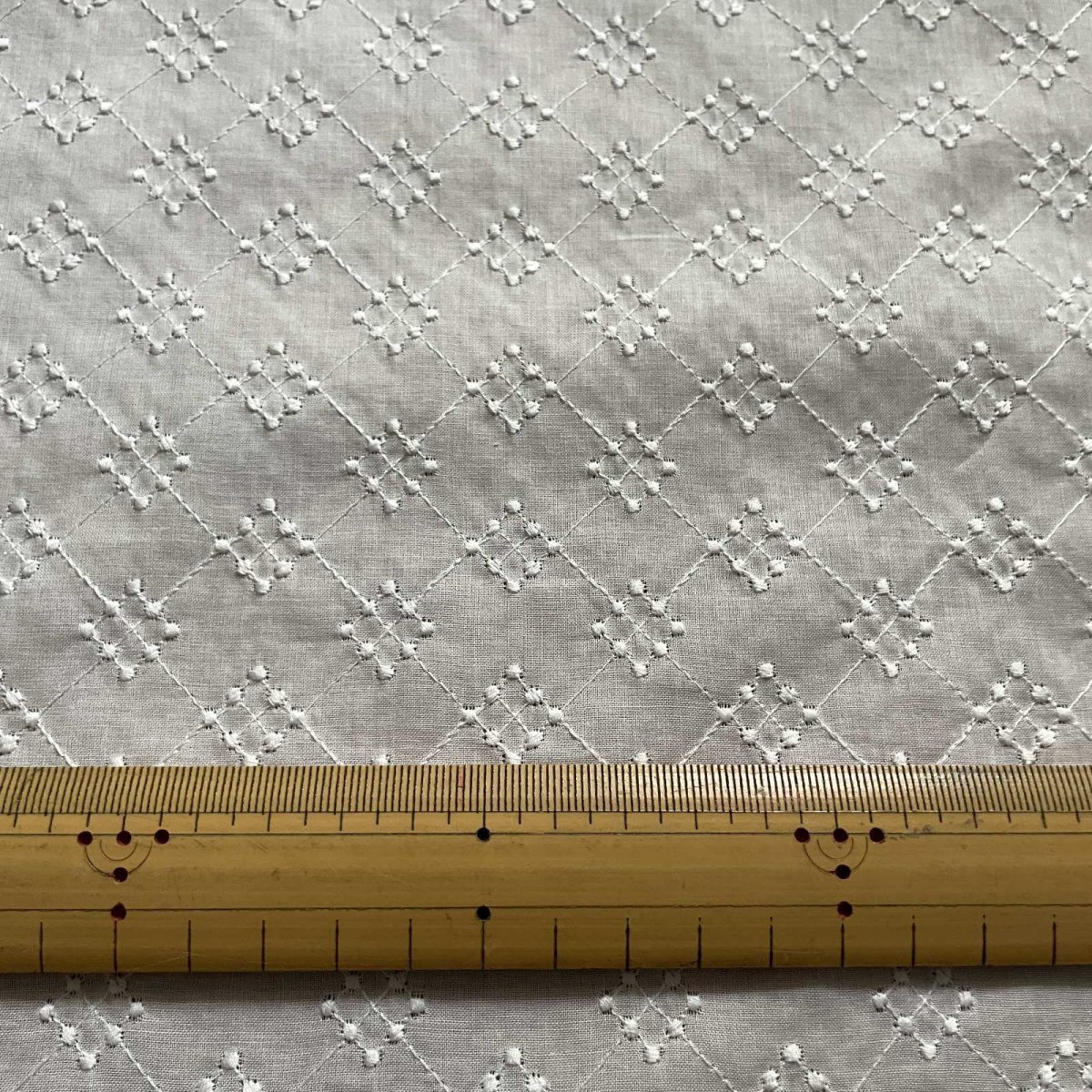 画像4: 【高品質な日本製】約幅110ｃｍ！広幅綿レース　ひし形ドット柄オフホワイト　5m (4)