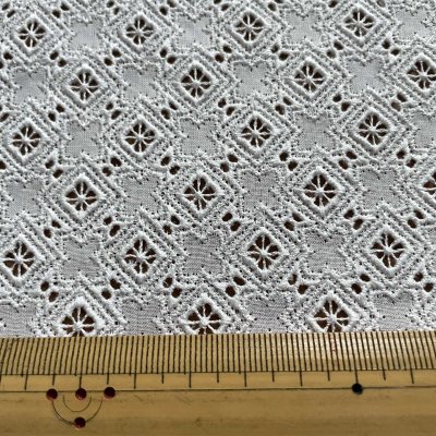 画像1: 【高品質な日本製】約幅110ｃｍ！広幅綿レース　四角柄オフホワイト　2m