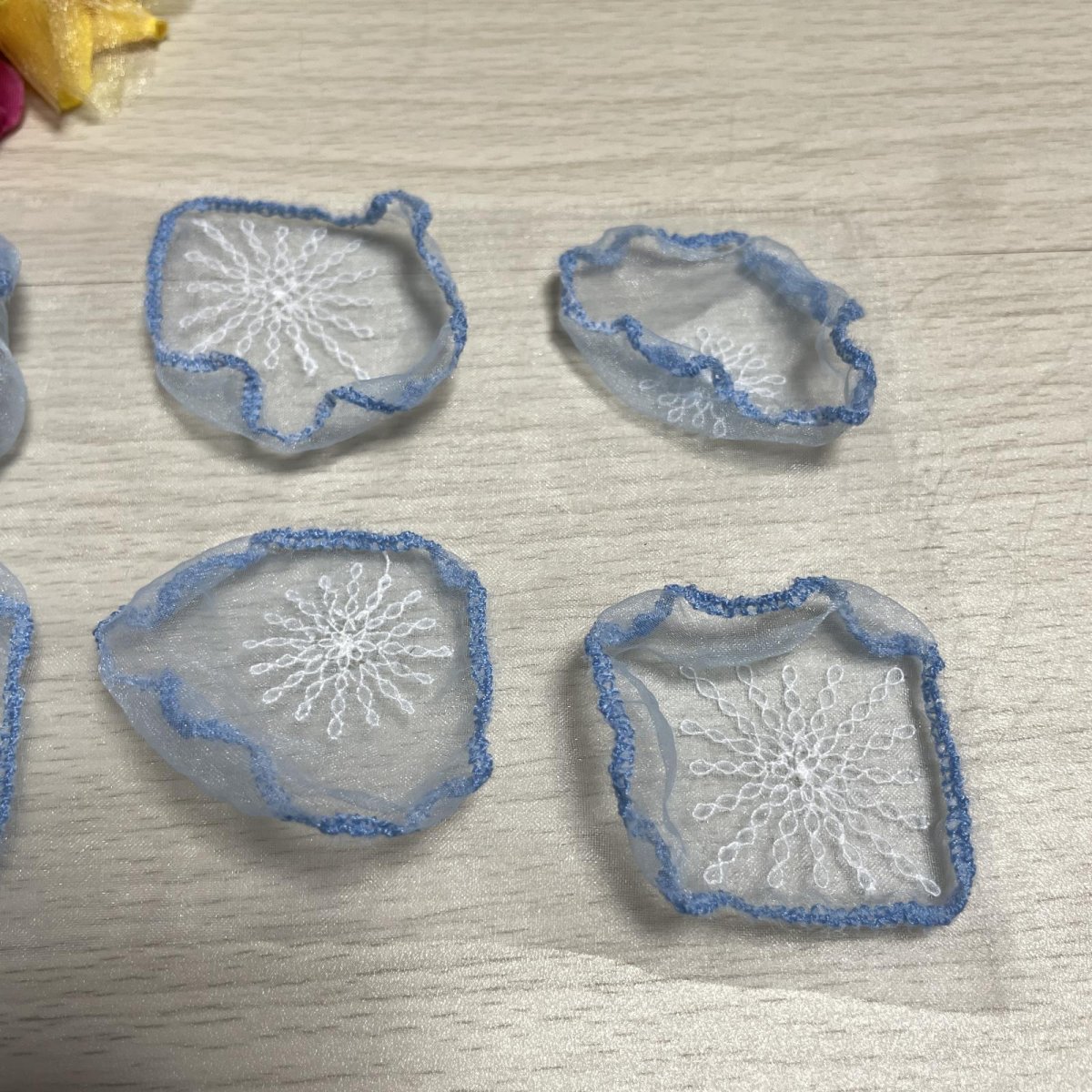 画像2: ８枚セット！幅4ｃｍふわふわお花のモチーフ　ブルー (2)