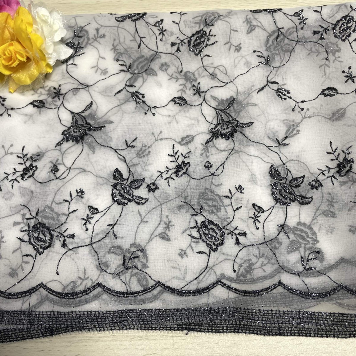 画像1: 【日本製】刺繍レース生地　約60cm×約55cm　薔薇刺繍レース白地にラメ入り黒の刺繍糸 (1)