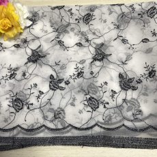 画像1: 【日本製】刺繍レース生地　約60cm×約55cm　薔薇刺繍レース白地にラメ入り黒の刺繍糸 (1)