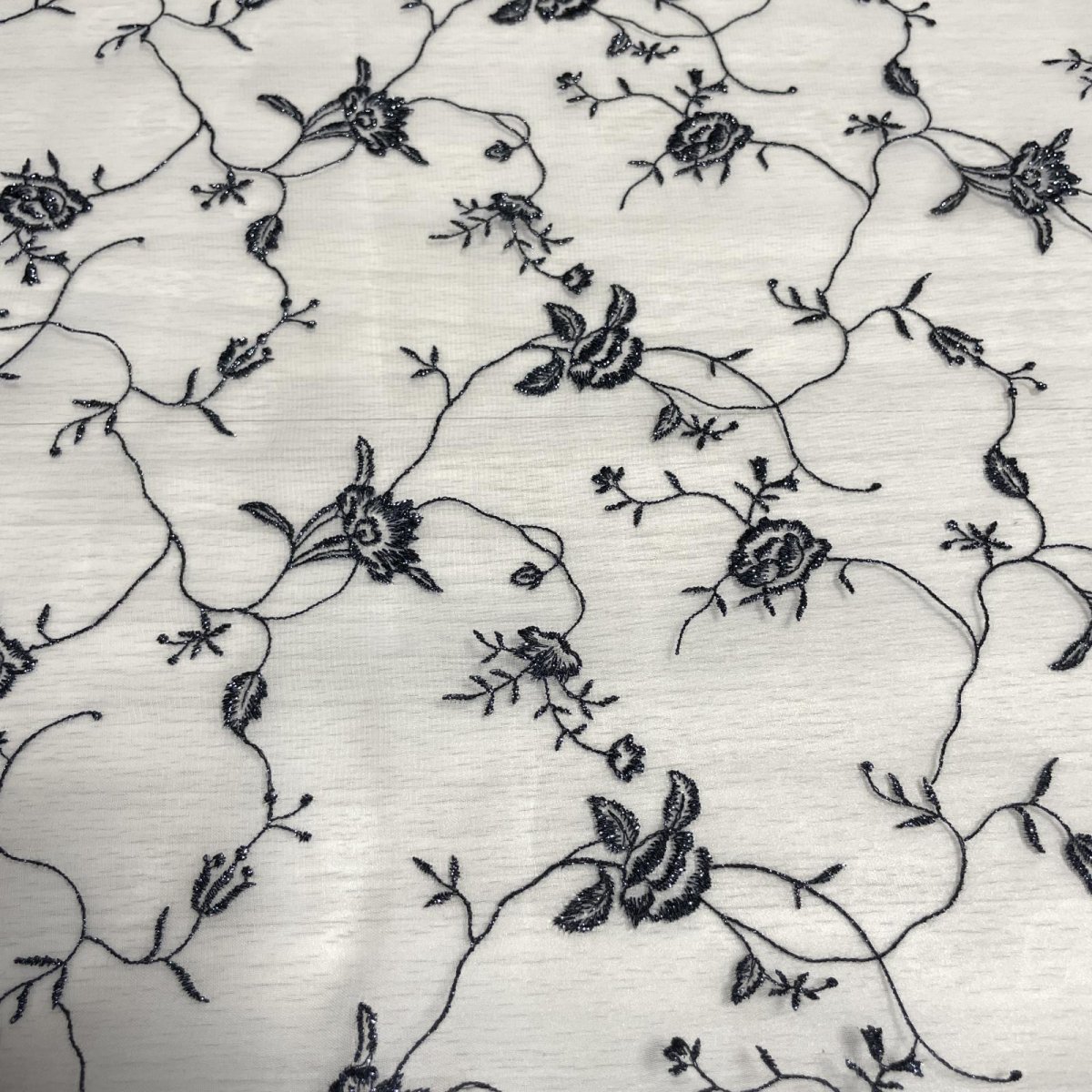 画像2: 【日本製】刺繍レース生地　約60cm×約55cm　薔薇刺繍レース白地にラメ入り黒の刺繍糸 (2)