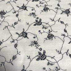 画像2: 【日本製】刺繍レース生地　約60cm×約55cm　薔薇刺繍レース白地にラメ入り黒の刺繍糸 (2)