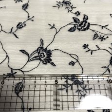 画像4: 【日本製】刺繍レース生地　約60cm×約55cm　薔薇刺繍レース白地にラメ入り黒の刺繍糸 (4)