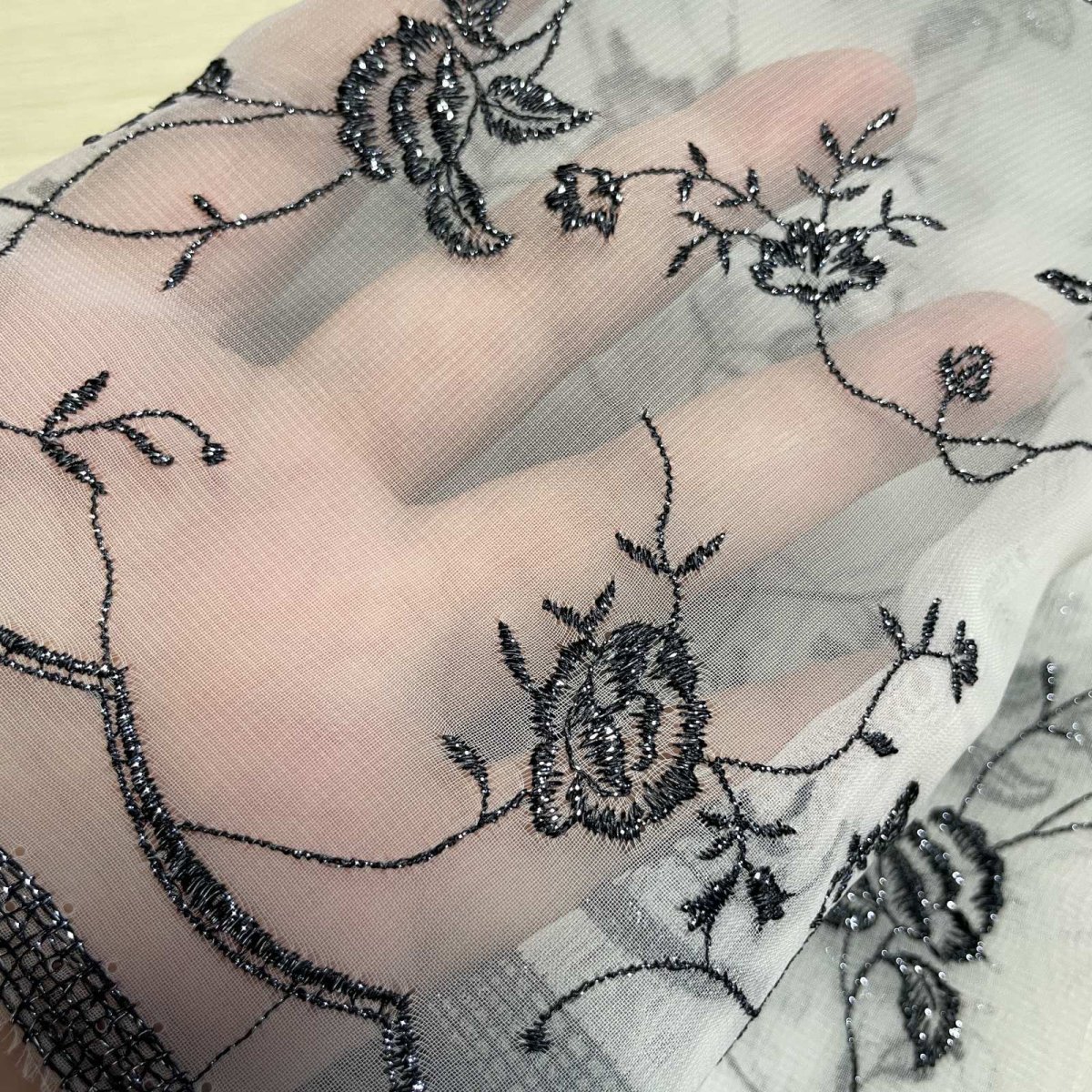 画像5: 【日本製】刺繍レース生地　約60cm×約55cm　薔薇刺繍レース白地にラメ入り黒の刺繍糸 (5)