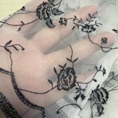画像5: 【日本製】刺繍レース生地　約60cm×約55cm　薔薇刺繍レース白地にラメ入り黒の刺繍糸 (5)